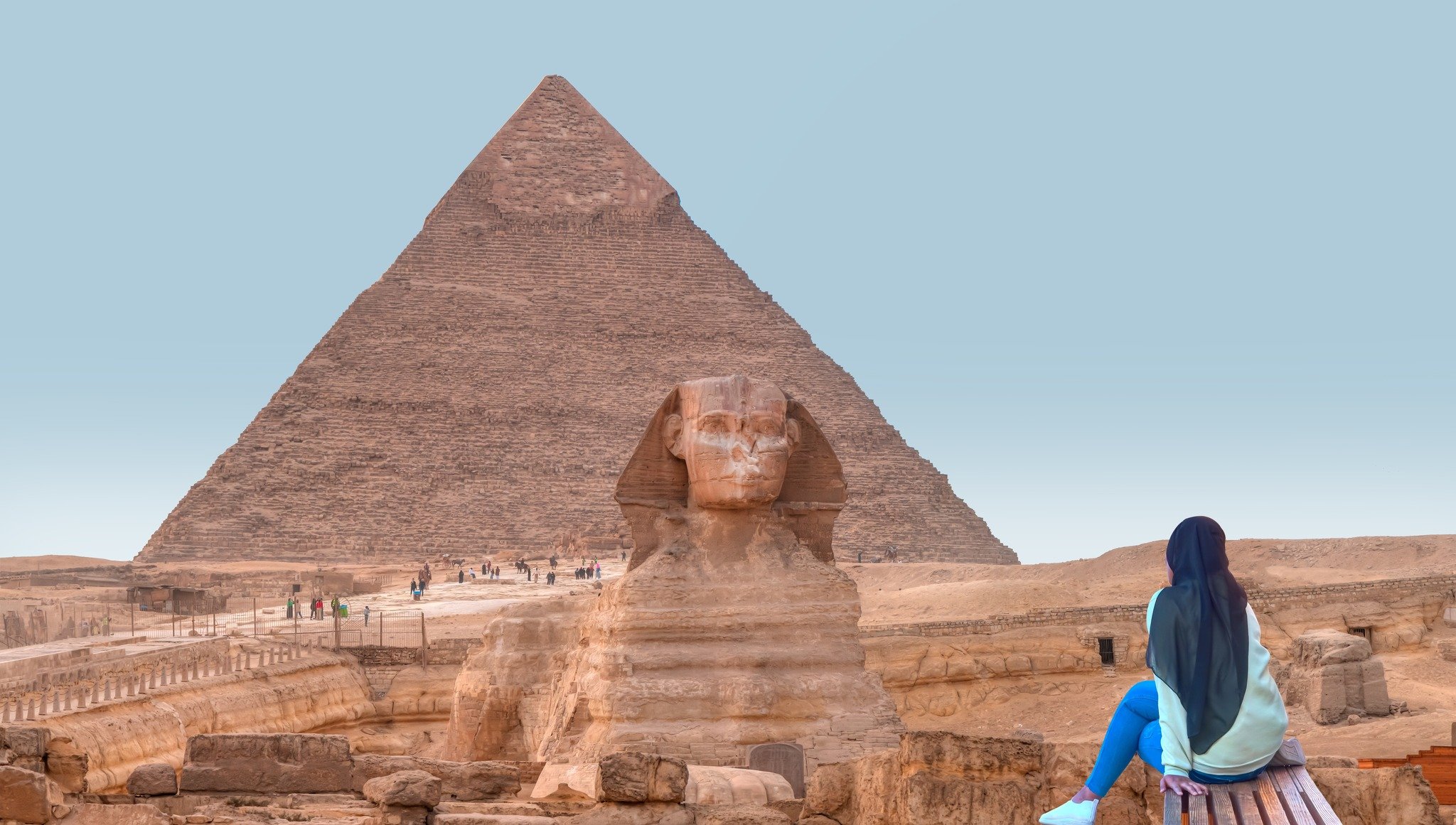 Tourist Looking Sphinx Giza Pyramids Egypt