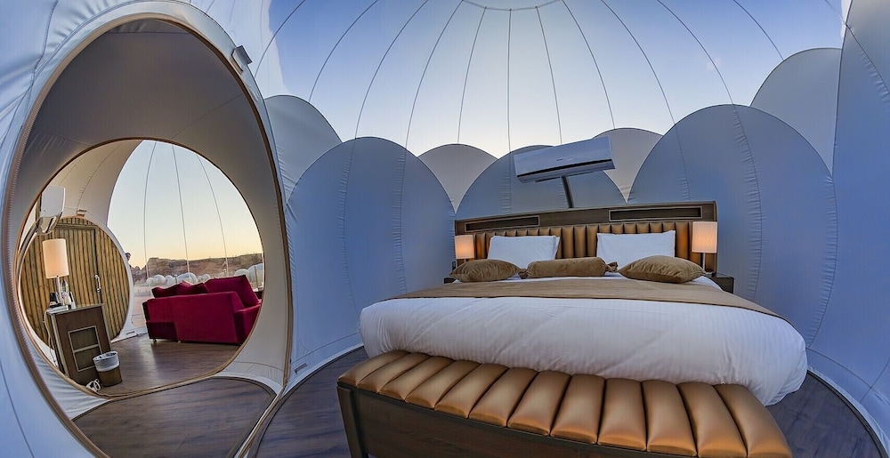 Wadi Rum Bubble Luxotel - Campsite Image 2
