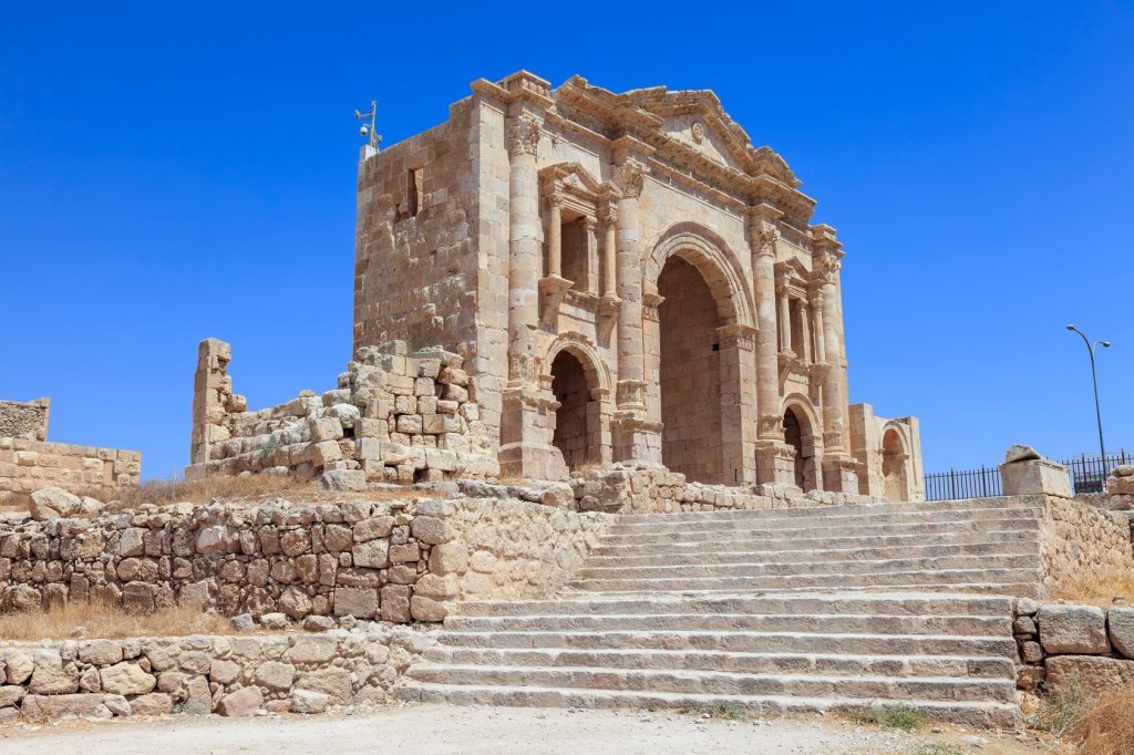 how to get from jerash to petra by car